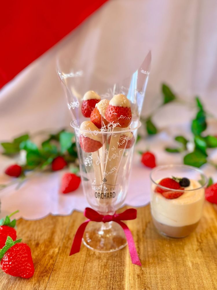 「空の駅 オーチャード」より販売される「苺ブーケ」税込み800円