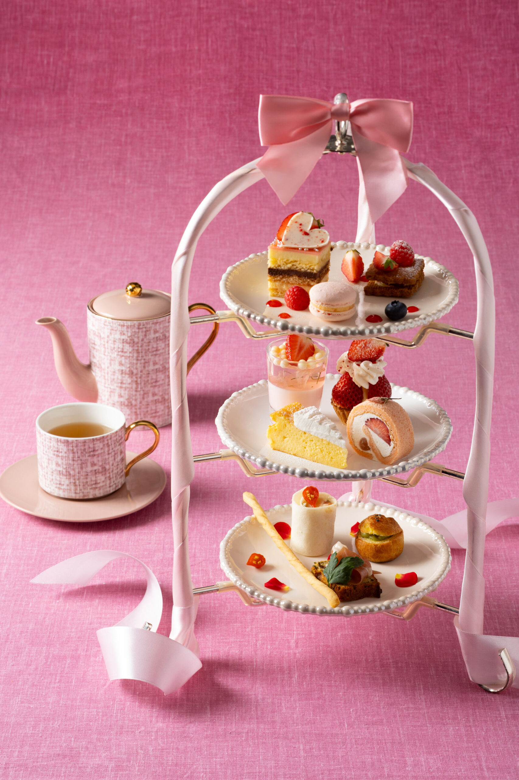 「苺と桜のアフタヌーンティーセット」イメージ