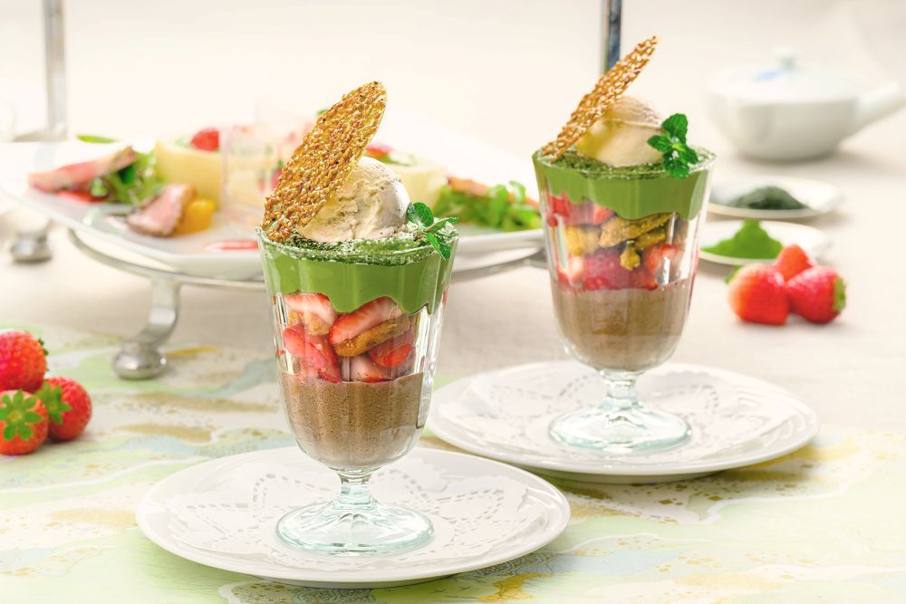 オプションメニューの「ほうじ茶プリンと苺のコンフィチュール 煎茶エスプーマのパフェ」税込み1,000円（サービス料含む）