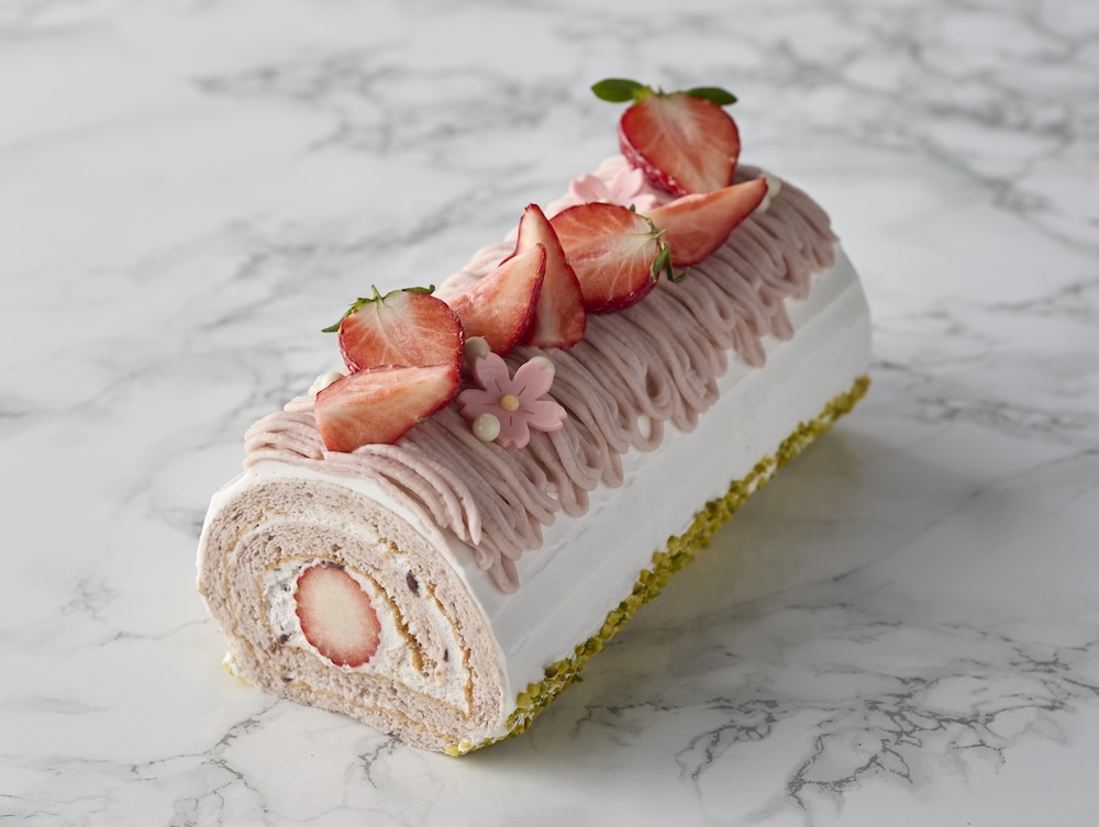 3月16日〜4月5日に販売される「桜と苺のロールケーキ」税込み2,800円