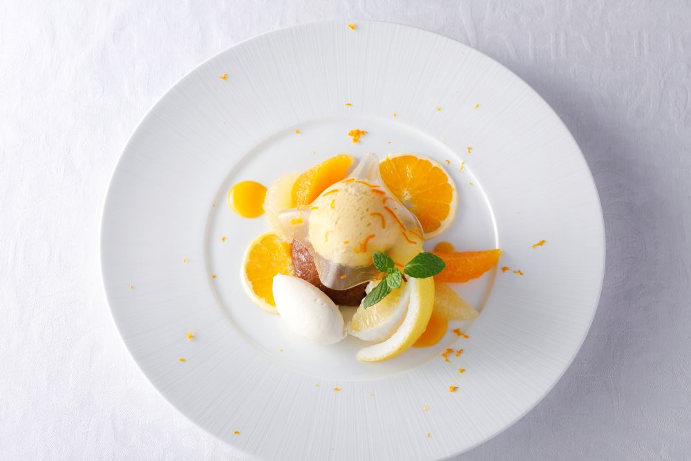 「旬の国産柑橘とショコラのサヴァラン 日向夏のシャーベットを添えて」税込み2,700円