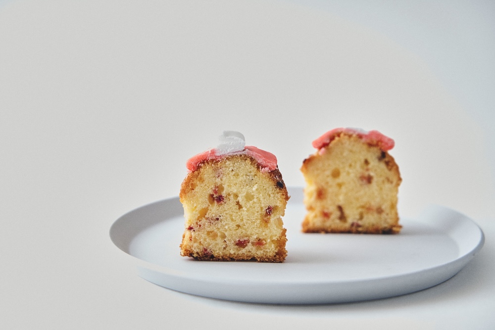 5月中旬頃まで販売される「ベイクドベリーカップケーキ」5個入り・税込み1,800円