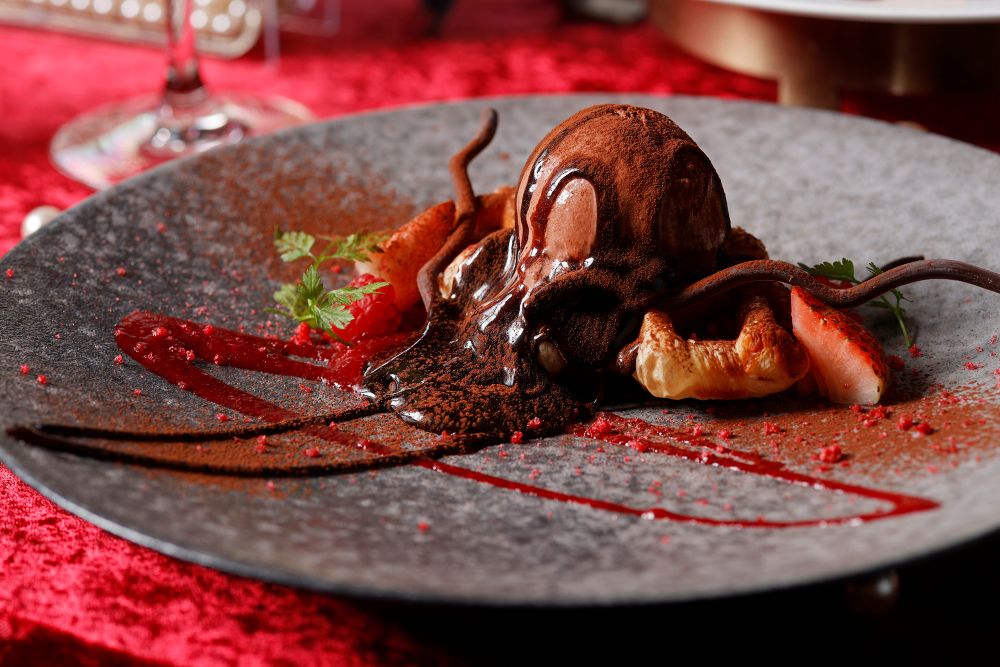 オプションメニューの「ストロベリー&チョコレート クロッフル」税込み1,000円（サービス料含む）