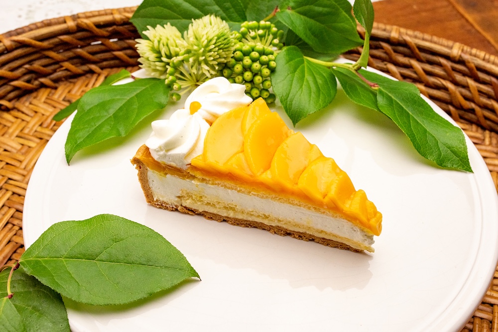 3月16日〜4月14日に販売される　「マンゴーのショートケーキタルト ～バニラ風味～」ピース・税込み1,296 円、ホール・7,128円〜