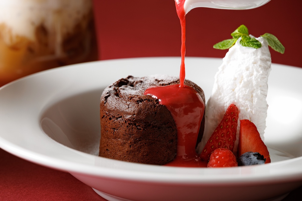 「フォンダンショコラ 自家製ベリーソース添え」税込み1,650円（別途サービス料）