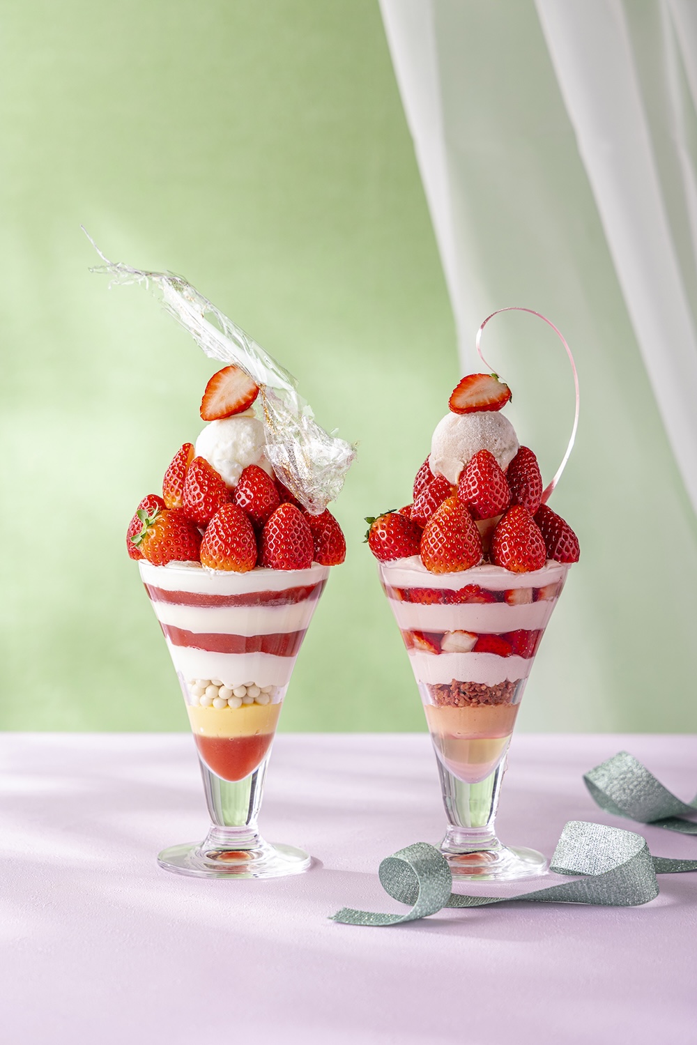 左から「いちご杏仁」​、「桜いちご」