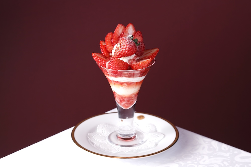「兵庫県産“あまクイーン”のロイヤルストロベリーパフェ」税込み5,500円