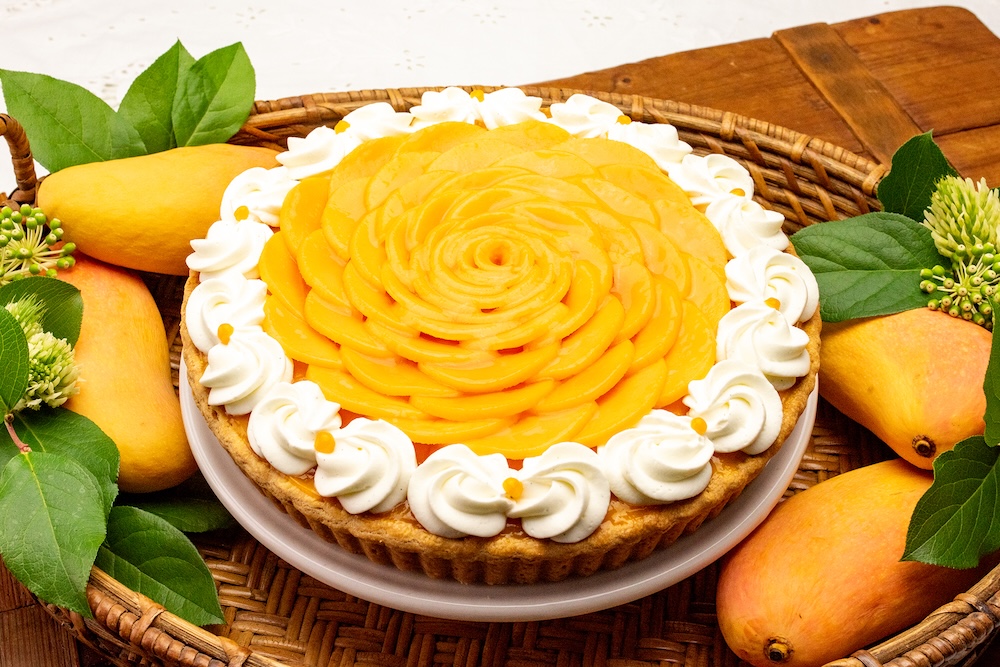 3月16日〜4月14日に販売される 「マンゴーのショートケーキタルト ~バニラ風味~」ピース・税込み1,296 円、ホール・7,128円〜