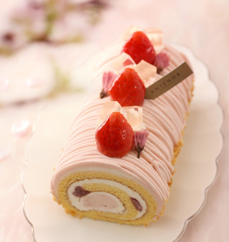 3月1日〜4月17日に販売される「桜のモンブランロール」税込み2,268円