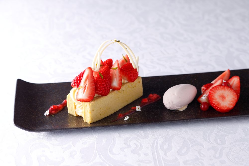 「和歌山県産苺“まりひめ”とピスタチオのお皿で楽しむフレジエ “まりひめ”で作ったアイスクリームとともに」税込み2,700円