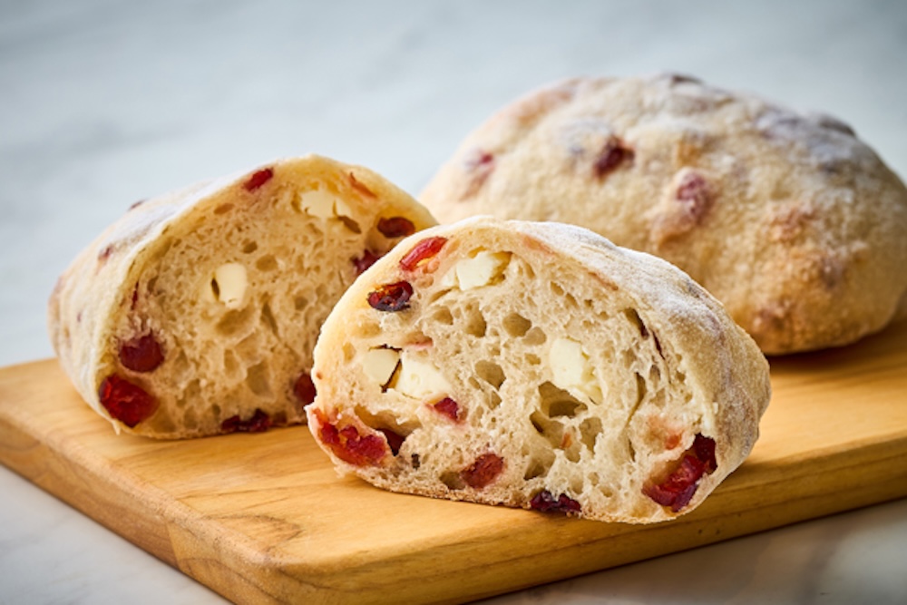 3月1日〜4月30日に販売される「クランベリーチャバタ」税込み300円