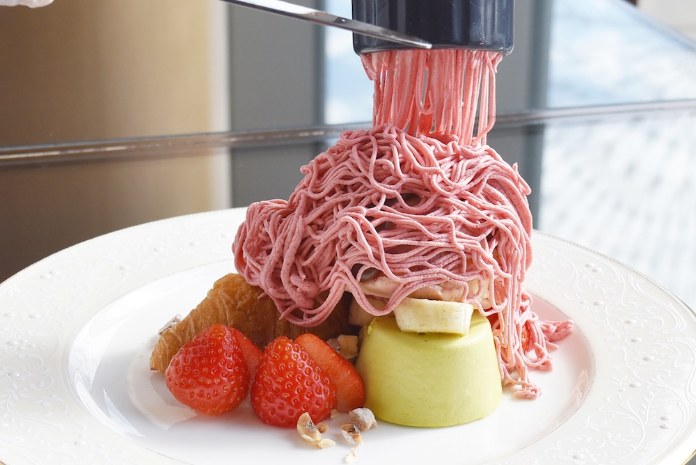 「しぼりたてモンブラン(いちご) デザートプレート」税込み2,400円〜(サービス料含む)