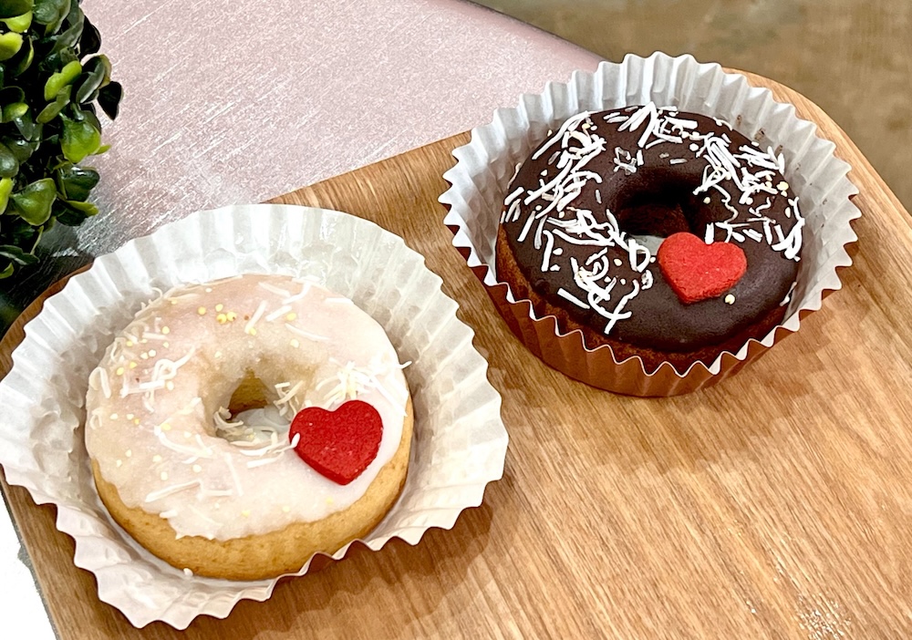 「エターナルハート・ドーナツ」各・税込み520円（左からココナッツ、ショコラ）