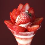 「兵庫県産“あまクイーン”のロイヤルストロベリーパフェ」税込み5,500円