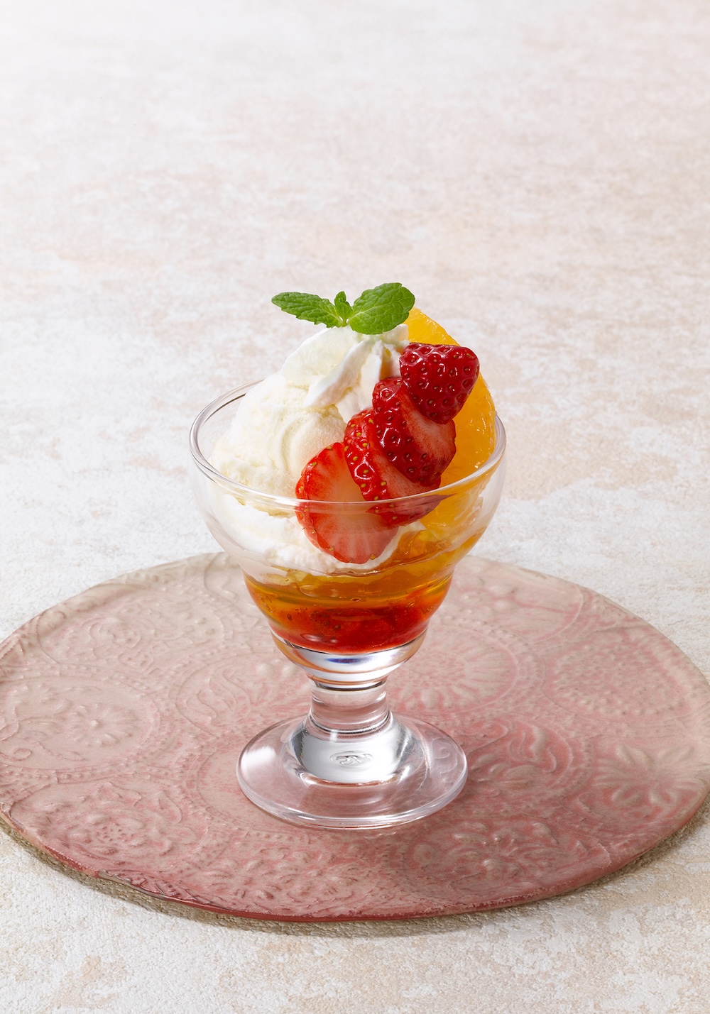 「苺と不知火のプチパフェ」単品・税込み825円〜