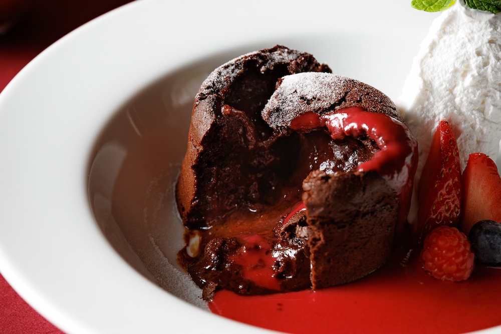 「フォンダンショコラ 自家製ベリーソース添え」税込み1,650円（別途サービス料）