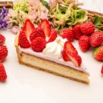 「輪花型 イチゴとリボンクリームのタルト」ピース・税込み1,090円、ホール・税込み6,004円〜