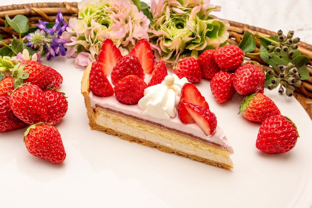 「輪花型 イチゴとリボンクリームのタルト」ピース・税込み1,090円、ホール・税込み6,004円〜