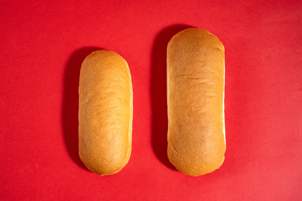 3月24日より発売される「生コッペパン（イチゴジャム＆マーガリン）」税込み145円（右が増量品）