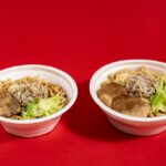3月24日より発売される「ラーメン荘 歴史を刻め監修 豚ラーメン」税込み698円（右が増量品）