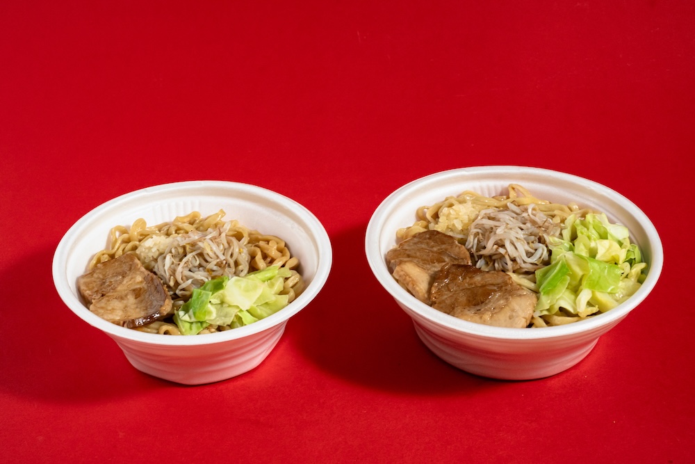 3月24日より発売される「ラーメン荘 歴史を刻め監修 豚ラーメン」税込み698円（右が増量品）
