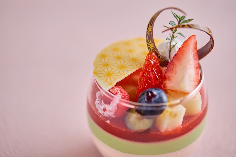 「フレーズ・オ・テ・ベール（White Chocolate Mousse with Matcha Terrine and Strawberry Jelly）」イメージ