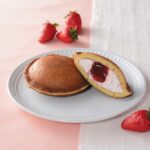 3月24日より発売される「Uchi Café×ICHIBIKO どらもっち いちご」税込み257円