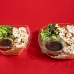 3月31日より発売される「たんぱく質が摂れる！ローストチキンのパスタサラダ」税込み398円（右が増量品）