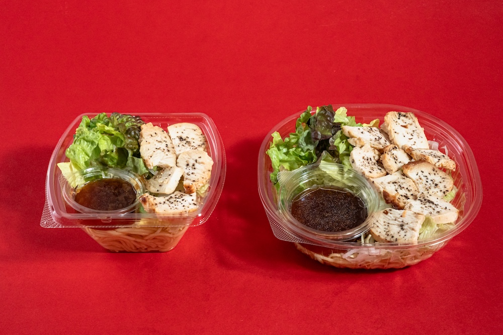 3月31日より発売される「たんぱく質が摂れる！ローストチキンのパスタサラダ」税込み398円（右が増量品）