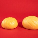 3月24日より発売される「のびーるチーズのコク旨ピザまん」税込み170円（右が増量品）