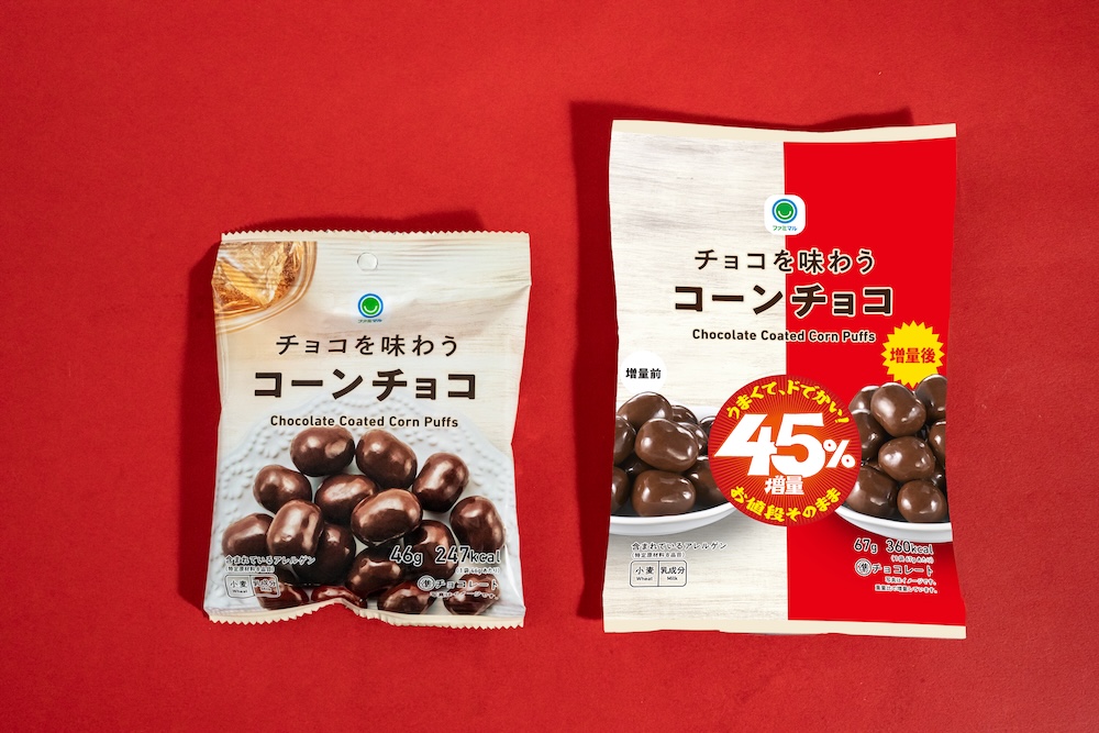 3月24日より発売される「チョコを味わう コーンチョコ」税込み158円（右が増量品）