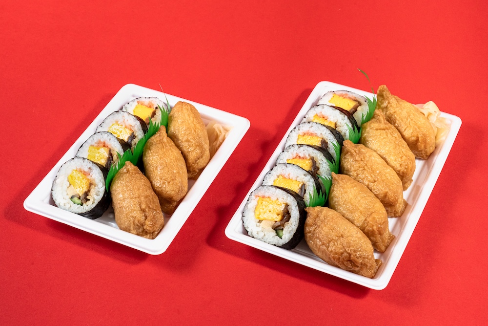 3月24日より発売される「助六寿司」税込み578円（右が増量品）