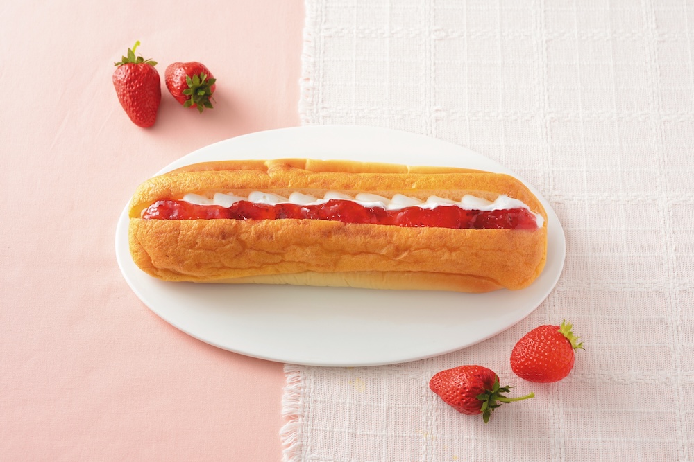 3月17日より発売される「ICHIBIKO　いちごのシューロール」税込み192円（沖縄県は対象外）