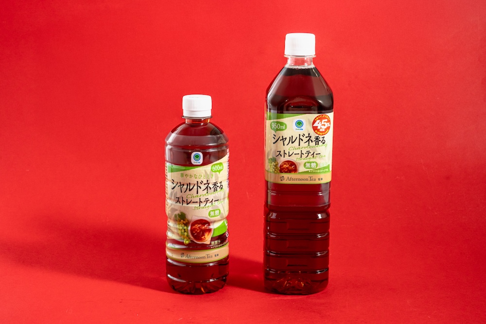 3月24日より発売される「Afternoon Tea 監修 シャルドネ香るストレートティー 950ml」税込み118円（右が増量品）