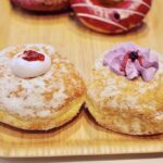 左から「いちごの生マラサダ」税込み363円、「濃厚ブルーベリー生マラサダ」税込み363円