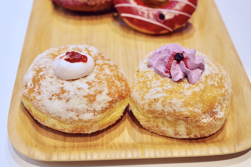 左から「いちごの生マラサダ」税込み363円、「濃厚ブルーベリー生マラサダ」税込み363円