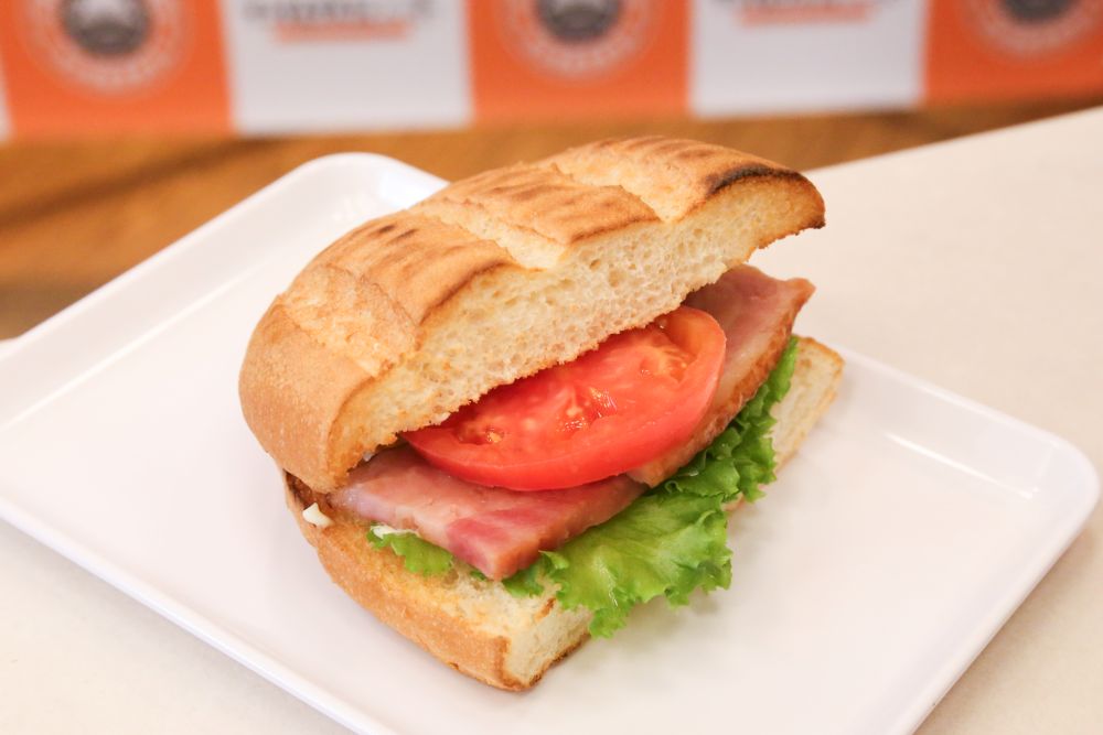 実演された「プレミアムホットサンド BLT」税込み590円
