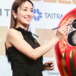 ダルマに目を入れる矢田亜希子さん