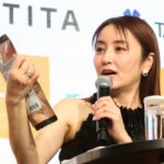 台湾土産をもらった矢田亜希子さん