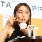 「冷製米粉の新竹ビーフン サフラン風味 海老 フィヨルドルビー」を実食する矢田亜希子さん