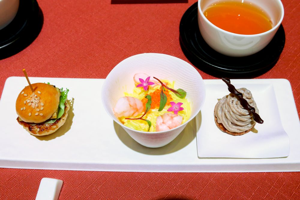 左から「チキンスライダー 台湾産パイナップルのグリル 照り焼きソース」、「冷製米粉の新竹ビーフン サフラン風味 海老 フィヨルドルビー」、「台湾産タロイモモンブラン」