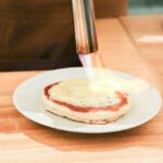 目の前で炙ってくれる「トリュフバターパンケーキ」税込み290円