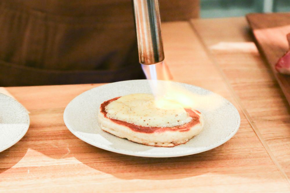 目の前で炙ってくれる「トリュフバターパンケーキ」税込み290円