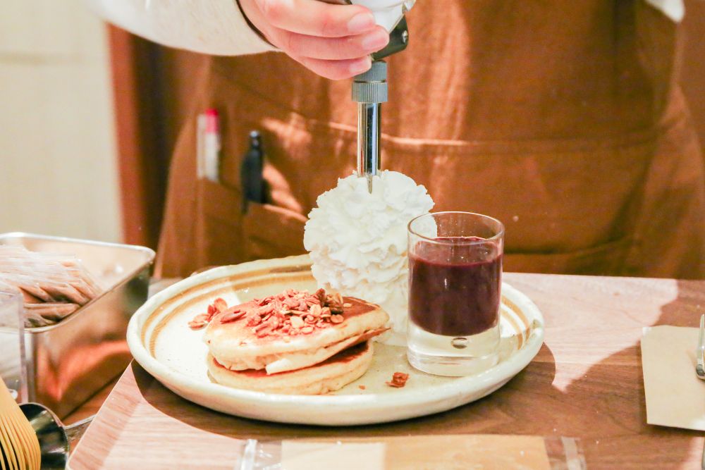 仕上げにクリームを絞っている様子