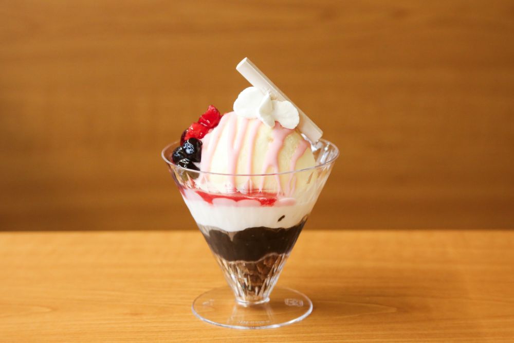 「松田と萩原のチョコ＆ベリーパフェ」税込み480円