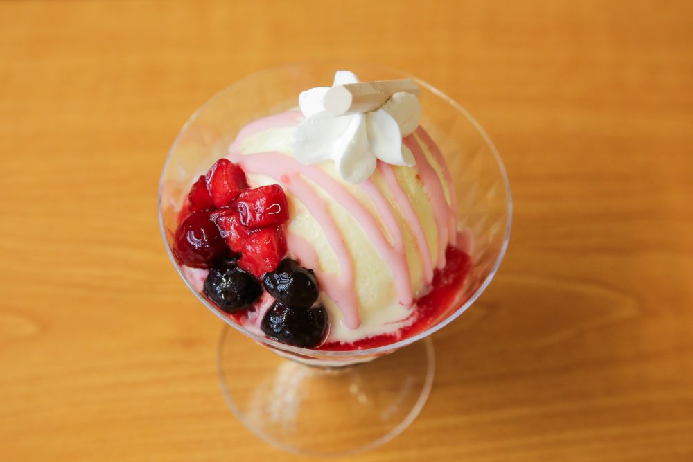 「松田と萩原のチョコ＆ベリーパフェ」税込み480円