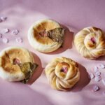 左から「桜の葉あんぱん」1個・税込み400円 、「桜花あんぱん」1個・税込み400円