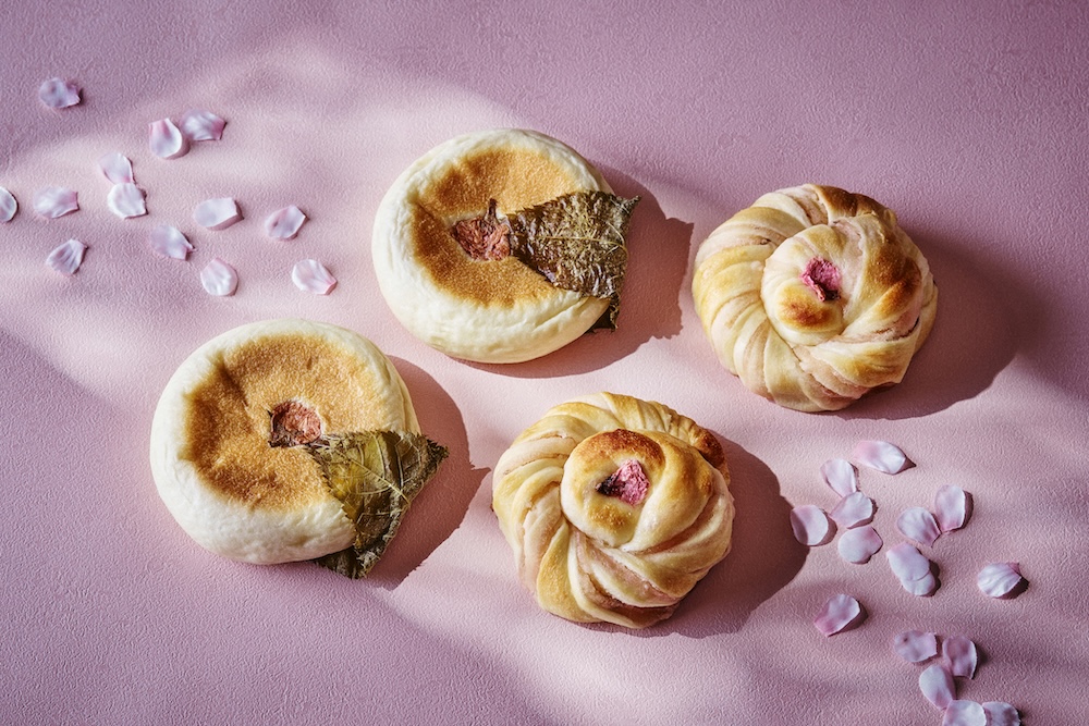 左から「桜の葉あんぱん」1個・税込み400円 、「桜花あんぱん」1個・税込み400円