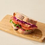 「ビーツ&フムス&ベーコン&レタス&トマト」イメージ