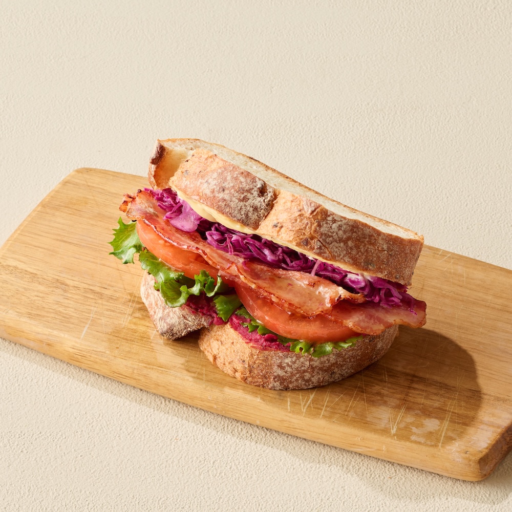 「ビーツ＆フムス＆ベーコン＆レタス＆トマト」イメージ